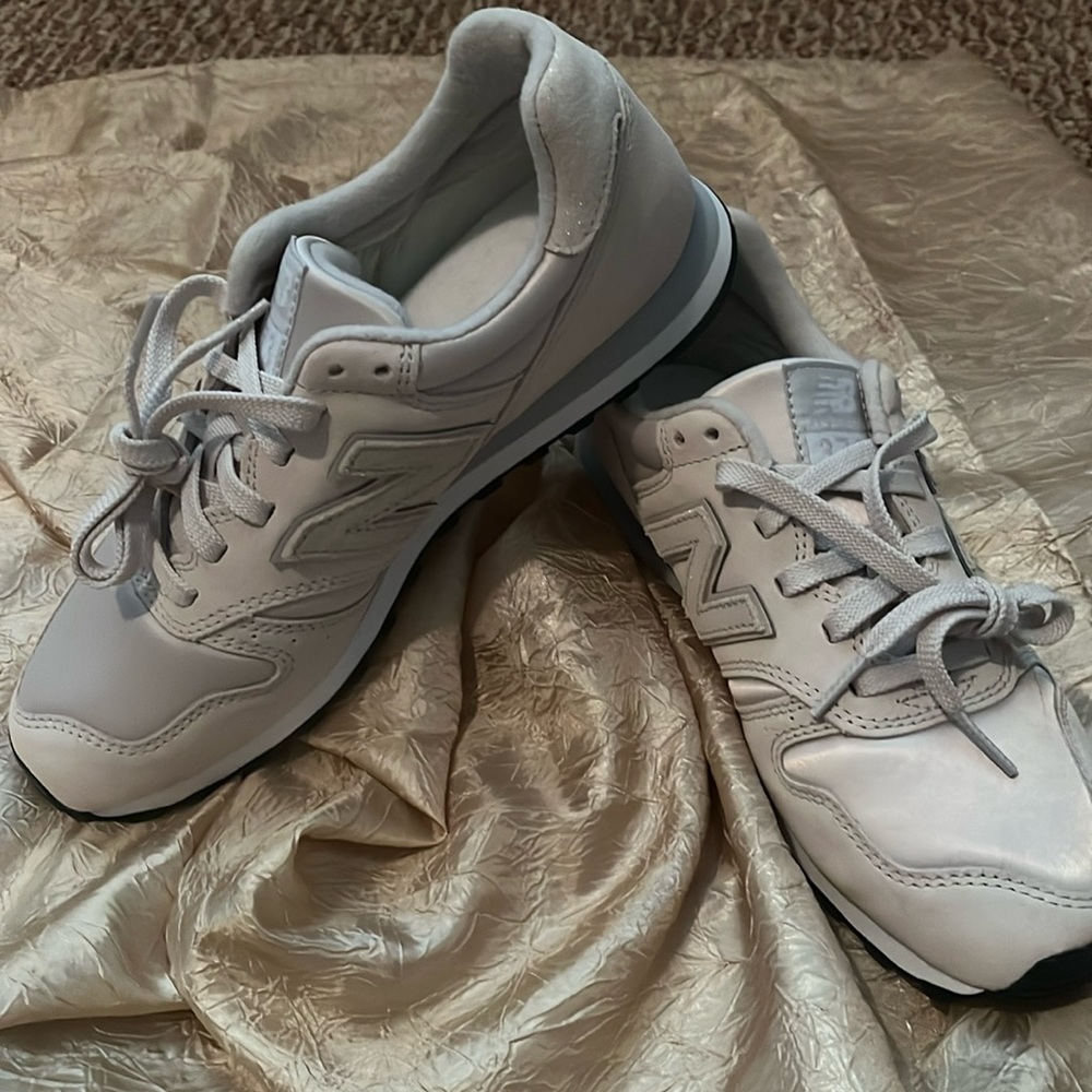 New Balance 373